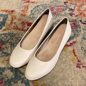 Array White Women's Ballet Flats Size 7